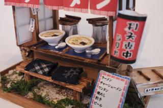 Close-up of the seating at the ramen stand