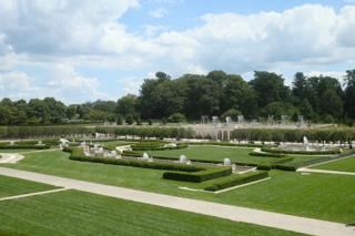 Exterior lawn and fountains.