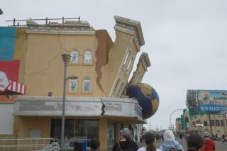 A building with a fake-crumbling facade that looks like it’s going to fall into the street.