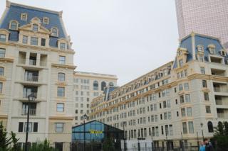 Atlantic City hotel with twin wings extending to the boardwalk.