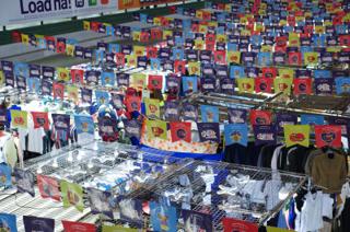 S wandering the pearl market stalls A row of market stalls selling various jewelry and pearls.