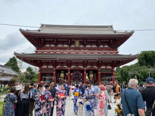 Tourists in colorful kimonos in front of Hōzōmon temple.
