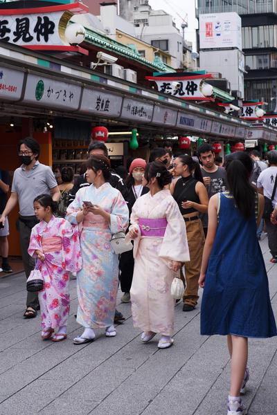A family dressed in colorful kimonos.