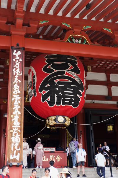 Large red lantern at the entrance to Sensōji temple.
